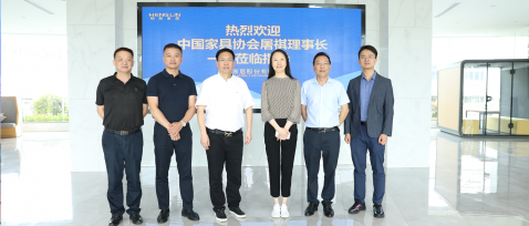 中(zhōng)國(guó)家具(jù)協會副理(lǐ)事長(cháng)屠祺莅臨恒林調研
